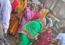सड़क किनारे पड़ी गिट्टी-डामर से ऑटो पलटा:बस्ती में राम-जानकी मार्ग पर हादसा, कई यात्री घायल; निर्माण सामग्री हटाने की मांग