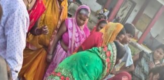 सड़क किनारे पड़ी गिट्टी-डामर से ऑटो पलटा:बस्ती में राम-जानकी मार्ग पर हादसा, कई यात्री घायल; निर्माण सामग्री हटाने की मांग
