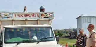 इंडो-नेपाल बॉर्डर पर एएसपी ने लिया सुरक्षा व्यवस्था का जायजा:श्रावस्ती में एसएसबी जवानों के साथ वाहनों की चेकिंग कर दिए सतर्कता के निर्देश