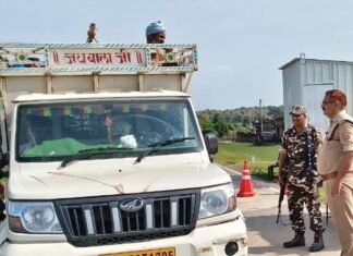 इंडो-नेपाल बॉर्डर पर एएसपी ने लिया सुरक्षा व्यवस्था का जायजा:श्रावस्ती में एसएसबी जवानों के साथ वाहनों की चेकिंग कर दिए सतर्कता के निर्देश