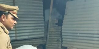 सिसवा में सार्वजनिक जगहों पर शराब पीने वालों पर कार्रवाई:95 लोगों के खिलाफ BNS की धारा 292 में केस; इस्टेट चौक, गोपाल नगर और रेलवे स्टेशन पर चला अभियान
