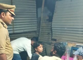 सिसवा में सार्वजनिक जगहों पर शराब पीने वालों पर कार्रवाई:95 लोगों के खिलाफ BNS की धारा 292 में केस; इस्टेट चौक, गोपाल नगर और रेलवे स्टेशन पर चला अभियान