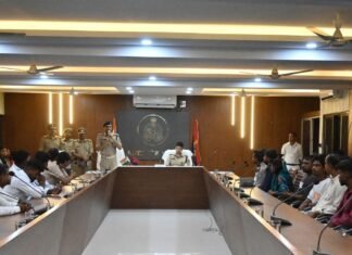 महराजगंज में एसपी ने सोशल मीडिया इंफ्लूएंसर्स से की बैठक:सही जानकारी साझा करने पर जोर