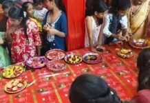 सरयू नहर कॉलोनी पटना में गणेश पंडाल में महाआरती:श्रद्धा का सैलाब उमड़ा, सैकड़ों थालियों से सजा महाभोग अर्पित किया गया