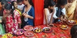 सरयू नहर कॉलोनी पटना में गणेश पंडाल में महाआरती:श्रद्धा का सैलाब उमड़ा, सैकड़ों थालियों से सजा महाभोग अर्पित किया गया