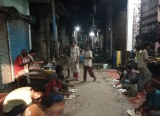 लक्ष्मणपुर बाजार में गणेश महोत्सव पर भंडारा:श्रद्धालुओं की भीड़ उमड़ी, प्रसाद बांटा गया; भक्तों ने लगाए जय श्री गणेश के नारे