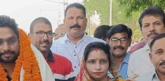 जिला आपूर्ति अधिकारी बनने के बाद फरेंदा पहुंचा छात्र:रेलवे स्टेशन पर फूल-मालाओं से स्वागत, क्षेत्र के लोगों ने कहा- सफलता युवाओं के लिए प्रेरणा