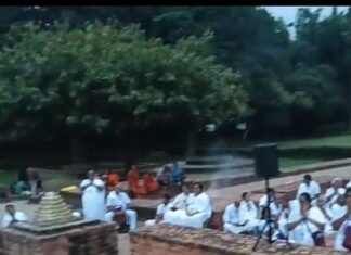 श्रीलंकाई बौद्ध अनुयायियों ने श्रावस्ती में की विश्व शांति पूजा:गंध कुटी पर पारंपरिक रीति-रिवाज से की विशेष पूजा-अर्चना, बुद्ध के उपदेश भी सुने