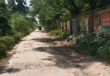 गुलराजपुर से इनायतनगर सड़क जर्जर:हजारों लोग परेशान, ग्रामीणों ने जल्द मरम्मत की मांग की