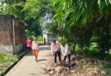बारीगांव के लाला टोला में सफाई अभियान चला:सफाईकर्मियों ने गलियों और सार्वजनिक जगहों की गंदगी हटाई
