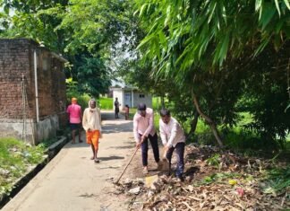 बारीगांव के लाला टोला में सफाई अभियान चला:सफाईकर्मियों ने गलियों और सार्वजनिक जगहों की गंदगी हटाई