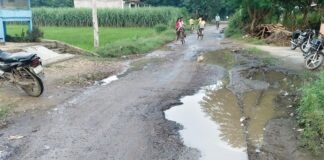 बस्ती में पोखरा बाजार-रखिया मार्ग जर्जर:50 गांवों के लिए मुख्य रास्ता, आवागमन में परेशानी, छात्र-छात्राएं भी परेशान