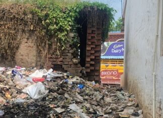 मझौवामीर चौराहे पर कचरे से फैल रही बीमारियां:स्थानीय लोगों ने बताया- राहगीरों को भी खतरा, कचरा जलाने की मांग