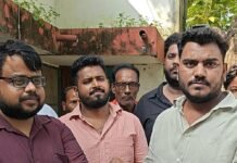 निचलौल में बिजली कटौती-लोवोल्टेज पर एसडीओ को ज्ञापन:छात्र नेता अनूप मद्धेशिया ने दी धरना-प्रदर्शन की चेतावनी, उपकरण खराब होने का डर