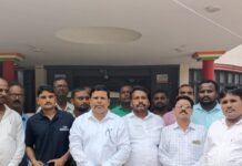 प्राचीन पोखरे के सुंदरीकरण और छठ घाट निर्माण की मांग:बागापार के ग्रामीणों ने डीएम को सौंपा ज्ञापन