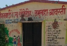 आंगनबाड़ी केंद्र पर ताला और गंदगी:चौबेडीह में ग्रामीण परेशान, नियमित संचालन और सफाई की मांग