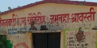 आंगनबाड़ी केंद्र पर ताला और गंदगी:चौबेडीह में ग्रामीण परेशान, नियमित संचालन और सफाई की मांग