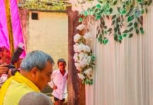 जिलाध्यक्ष के दादा की तेरहवीं में पहुंचे मंत्री ओमप्रकाश राजभर:दिवंगत को दी श्रद्धांजलि, परिवार को बंधाया ढांढस