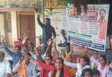 मनोज विश्वकर्मा ने शुरू की भूख हड़ताल:जिलाधिकारी कार्यालय पर परिवार संग दिया धरना, CM से भी कर चुके हैं शिकायत