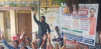 मनोज विश्वकर्मा ने शुरू की भूख हड़ताल:जिलाधिकारी कार्यालय पर परिवार संग दिया धरना, CM से भी कर चुके हैं शिकायत
