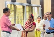 श्रावस्ती में सीएमओ ने 5 डायरिया चैंपियन को किया सम्मानित:शशिलता, किस्मती, वसीम, नीलम, साधना को मिला प्रशस्ति पत्र, डायरिया से डर नहीं कार्यक्रम की समीक्षा