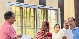 श्रावस्ती में सीएमओ ने 5 डायरिया चैंपियन को किया सम्मानित:शशिलता, किस्मती, वसीम, नीलम, साधना को मिला प्रशस्ति पत्र, डायरिया से डर नहीं कार्यक्रम की समीक्षा