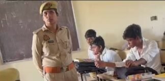 श्रावस्ती के स्कूलों में बच्चों को बताए सुरक्षा के अधिकार:महिला-बाल सुरक्षा, साइबर अपराध और हेल्पलाइन नंबरों की दी जानकारी