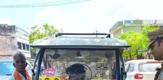 सिसवा में ई-रिक्शा पर पुलिस का शिकंजा:यातायात नियम तोड़ने पर 5 वाहन जब्त, अचानक कार्रवाई से चालकों में मची अफरा-तफरी
