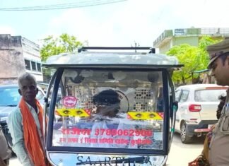 सिसवा में ई-रिक्शा पर पुलिस का शिकंजा:यातायात नियम तोड़ने पर 5 वाहन जब्त, अचानक कार्रवाई से चालकों में मची अफरा-तफरी