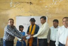 किसान इंटर कॉलेज में 'मेरे सपनों का भारत' पर प्रतियोगिता:विजेताओं को पुरस्कार मिला, भाजपा जिलाध्यक्ष विवेकानंद मिश्र ने किया सम्मानित