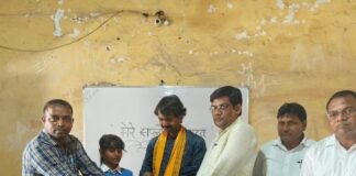 किसान इंटर कॉलेज में 'मेरे सपनों का भारत' पर प्रतियोगिता:विजेताओं को पुरस्कार मिला, भाजपा जिलाध्यक्ष विवेकानंद मिश्र ने किया सम्मानित