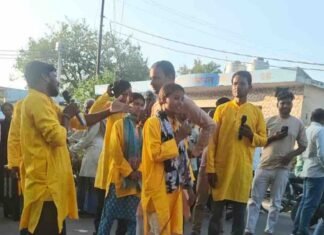 हरैया में नुक्कड़ नाटक से सरकारी योजनाओं का प्रचार:सेवा पखवाड़ा के तहत लोकगीतों से बताईं केंद्र-प्रदेश की उपलब्धियां