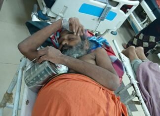 बस्ती में लावारिस वृद्ध की मेडिकल कॉलेज में मौत:रेलवे स्टेशन के पास मिला था, पेट में भरा था पानी; पुलिस परिजनों की तलाश में