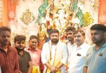 गणेश उत्सव में शामिल हुए भाजपा जिला उपाध्यक्ष:अमोढ़ा में विधि-विधान से की पूजा-अर्चना, आयोजक ने किया स्वागत