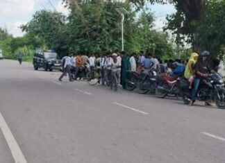 रामजानकी मार्ग पर दो बाइकों की आमने-सामने टक्कर:सिर में गंभीर चोट से युवक जिला अस्पताल रेफर, दूसरा सीएचसी में भर्ती; पुलिस ने दोनों बाइक