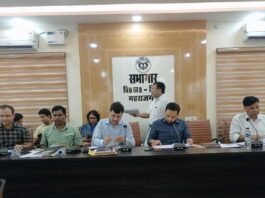योजनाओं की सुस्त रफ्तार पर डीएम सख्त:जिम्मेदारों को लगाई फटकार, कार्रवाई की चेतावनी दी