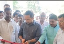 डीएम ने मिठौरा ब्लॉक सभागार कक्ष का उद्घाटन किया:महाराजगंज में विकास कार्यों की बैठकों में मिलेगी सहूलियत, कई अधिकारी रहे मौजूद