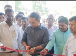 डीएम ने मिठौरा ब्लॉक सभागार कक्ष का उद्घाटन किया:महाराजगंज में विकास कार्यों की बैठकों में मिलेगी सहूलियत, कई अधिकारी रहे मौजूद