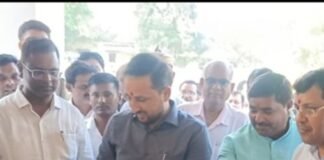 डीएम ने मिठौरा ब्लॉक सभागार कक्ष का उद्घाटन किया:महाराजगंज में विकास कार्यों की बैठकों में मिलेगी सहूलियत, कई अधिकारी रहे मौजूद