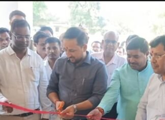 डीएम ने मिठौरा ब्लॉक सभागार कक्ष का उद्घाटन किया:महाराजगंज में विकास कार्यों की बैठकों में मिलेगी सहूलियत, कई अधिकारी रहे मौजूद