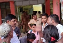 जहरीले जानवर के काटने से मासूम की मौत:सिसवा सीएचसी में परिजनों का हंगामा, लापरवाही का आरोप