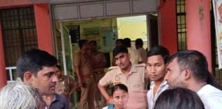 जहरीले जानवर के काटने से मासूम की मौत:सिसवा सीएचसी में परिजनों का हंगामा, लापरवाही का आरोप