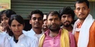 मोदी के जन्मदिन पर नुक्कड़ नाटक, सरकारी योजनाएं बताईं:लक्ष्मणपुर बाजार में बीजेपी कार्यकर्ताओं ने चौथी बार PM बनाने का संकल्प लिया
