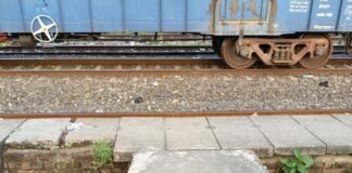 सिसवा स्टेशन के प्लेटफॉर्म पर खुले गड्ढे:रेलवे ट्रैक किनारे बने गड्ढे दे रहे हादसे को न्योता