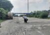 चौकड़ी टोल प्लाजा के सामने NH-27 सड़क क्षतिग्रस्त:वाहन चालकों और राहगीरों को हो रही परेशानी, मरम्मत की मांग