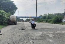 चौकड़ी टोल प्लाजा के सामने NH-27 सड़क क्षतिग्रस्त:वाहन चालकों और राहगीरों को हो रही परेशानी, मरम्मत की मांग