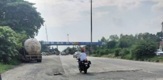 चौकड़ी टोल प्लाजा के सामने NH-27 सड़क क्षतिग्रस्त:वाहन चालकों और राहगीरों को हो रही परेशानी, मरम्मत की मांग