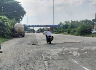 चौकड़ी टोल प्लाजा के सामने NH-27 सड़क क्षतिग्रस्त:वाहन चालकों और राहगीरों को हो रही परेशानी, मरम्मत की मांग