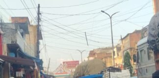 सोनौली में फुटपाथ पर कब्जा, लग रहा घंटों जाम:सड़क किनारे पार्किंग से राहगीर परेशान; 3 किमी लंबी कतार, पुलिस कार्रवाई के निर्देश