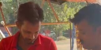 फायरमैन ने एचपी गैस टैंकर चालक को लौटाया पर्स:पैसों और अहम दस्तावेजों से भरा था पर्स, बस्ती में पेश की ईमानदारी की मिसाल